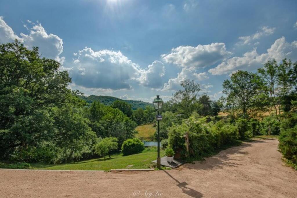 Gite Du Mont Plaisir Villa Chouvigny Exterior foto